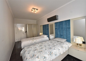 شقة مفروشة 3 غرف وصالة - مجمع بخدمات فاخرة - في اوبا / الانيا 