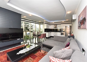 شقة مفروشة 3 غرف وصالة - مجمع بخدمات فاخرة - في اوبا / الانيا 