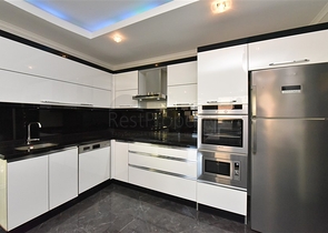 شقة مفروشة 3 غرف وصالة - مجمع بخدمات فاخرة - في اوبا / الانيا 