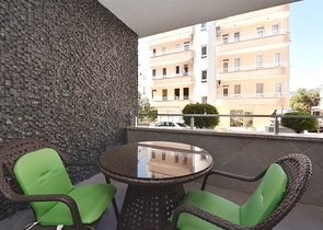 شقة مفروشة 3 غرف وصالة - مجمع بخدمات فاخرة - في اوبا / الانيا 