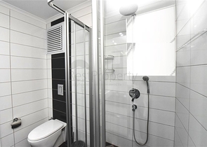 شقة مفروشة 3 غرف وصالة - مجمع بخدمات فاخرة - في اوبا / الانيا 