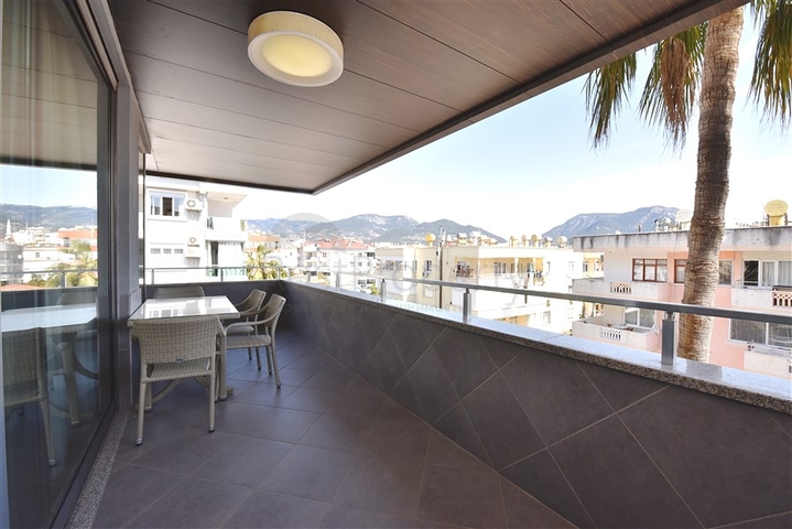 دوبلكس عائلية فاخرة - 4 غرف وصالة -ضمن مجمع حديث قريب من البحر - محمودلار / الانيا 