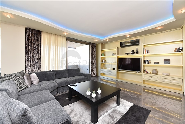 دوبلكس عائلية فاخرة - 4 غرف وصالة -ضمن مجمع حديث قريب من البحر - محمودلار / الانيا 