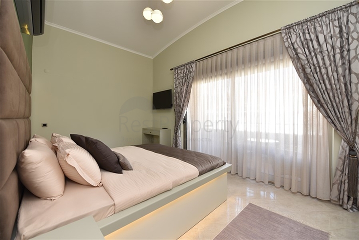 دوبلكس عائلية فاخرة - 4 غرف وصالة -ضمن مجمع حديث قريب من البحر - محمودلار / الانيا 