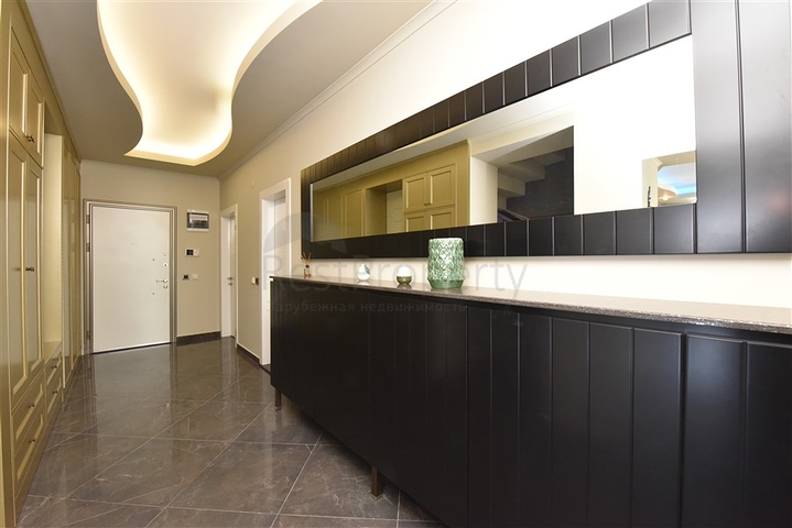 دوبلكس عائلية فاخرة - 4 غرف وصالة -ضمن مجمع حديث قريب من البحر - محمودلار / الانيا 