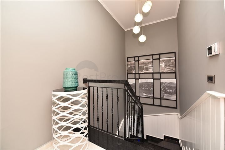 دوبلكس عائلية فاخرة - 4 غرف وصالة -ضمن مجمع حديث قريب من البحر - محمودلار / الانيا 