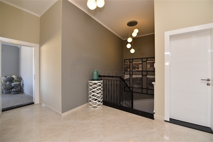 دوبلكس عائلية فاخرة - 4 غرف وصالة -ضمن مجمع حديث قريب من البحر - محمودلار / الانيا 