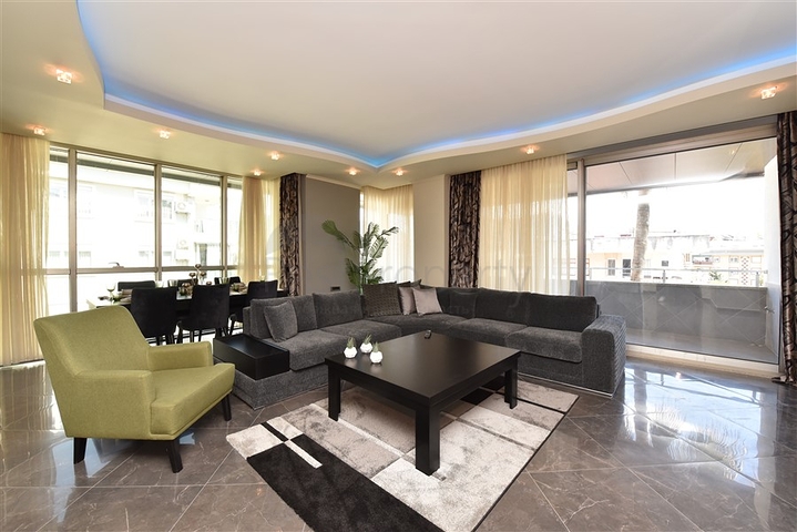 دوبلكس عائلية فاخرة - 4 غرف وصالة -ضمن مجمع حديث قريب من البحر - محمودلار / الانيا 