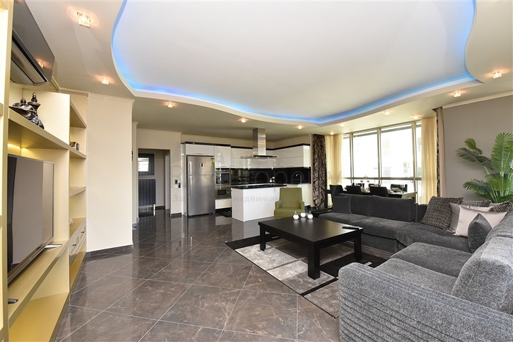 دوبلكس عائلية فاخرة - 4 غرف وصالة -ضمن مجمع حديث قريب من البحر - محمودلار / الانيا 