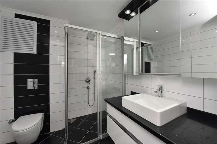 دوبلكس عائلية فاخرة - 4 غرف وصالة -ضمن مجمع حديث قريب من البحر - محمودلار / الانيا 