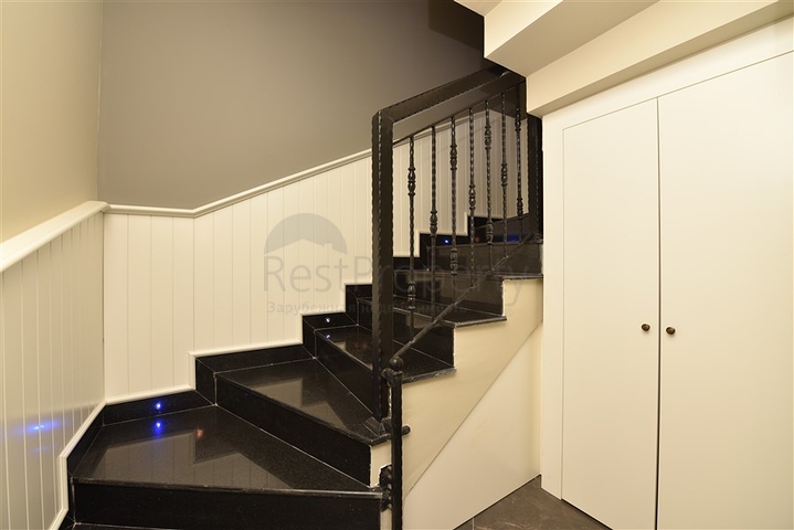 دوبلكس عائلية فاخرة - 4 غرف وصالة -ضمن مجمع حديث قريب من البحر - محمودلار / الانيا 