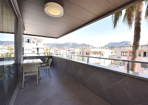 دوبلكس عائلية فاخرة - 4 غرف وصالة -ضمن مجمع حديث قريب من البحر - محمودلار / الانيا 