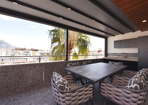 دوبلكس عائلية فاخرة - 4 غرف وصالة -ضمن مجمع حديث قريب من البحر - محمودلار / الانيا 