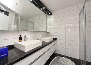 دوبلكس عائلية فاخرة - 4 غرف وصالة -ضمن مجمع حديث قريب من البحر - محمودلار / الانيا 