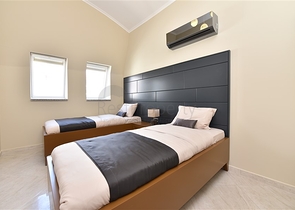 دوبلكس عائلية فاخرة - 4 غرف وصالة -ضمن مجمع حديث قريب من البحر - محمودلار / الانيا 