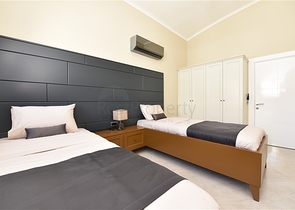 دوبلكس عائلية فاخرة - 4 غرف وصالة -ضمن مجمع حديث قريب من البحر - محمودلار / الانيا 