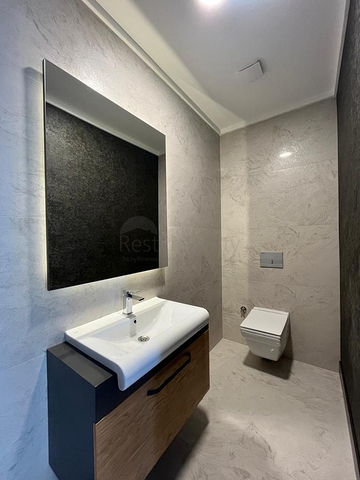 الاستثمار العقاري في الانيا - مكتب للبيع ضمن مجمع تجاري بجانب البلدية الجديدة في اوبا / الانيا 