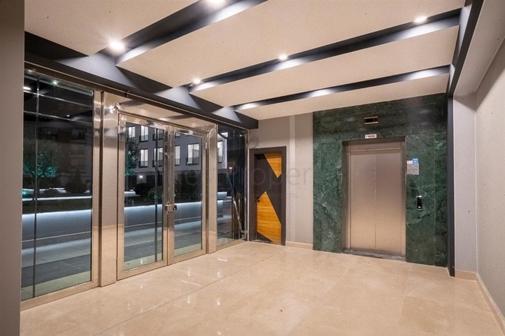 الاستثمار العقاري في الانيا - مكتب للبيع ضمن مجمع تجاري بجانب البلدية الجديدة في اوبا / الانيا 