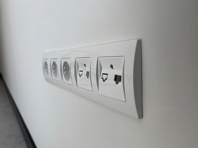 الاستثمار العقاري في الانيا - مكتب للبيع ضمن مجمع تجاري بجانب البلدية الجديدة في اوبا / الانيا 