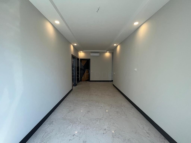 الاستثمار العقاري في الانيا - مكتب للبيع ضمن مجمع تجاري بجانب البلدية الجديدة في اوبا / الانيا 