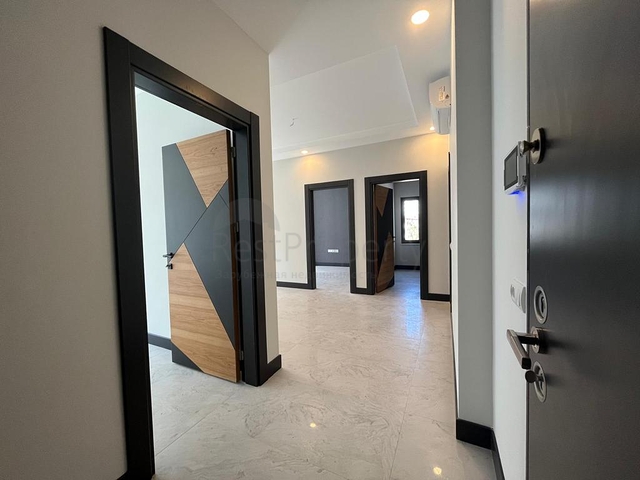 الاستثمار العقاري في الانيا - مكتب للبيع ضمن مجمع تجاري بجانب البلدية الجديدة في اوبا / الانيا 