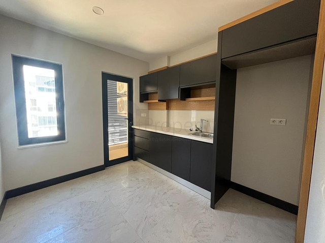 الاستثمار العقاري في الانيا - مكتب للبيع ضمن مجمع تجاري بجانب البلدية الجديدة في اوبا / الانيا 