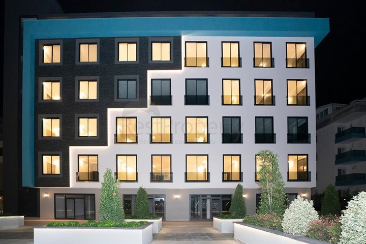 الاستثمار العقاري في الانيا - مكتب للبيع ضمن مجمع تجاري بجانب البلدية الجديدة في اوبا / الانيا 