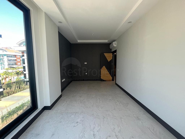 الاستثمار العقاري في الانيا - مكتب للبيع ضمن مجمع تجاري بجانب البلدية الجديدة في اوبا / الانيا 