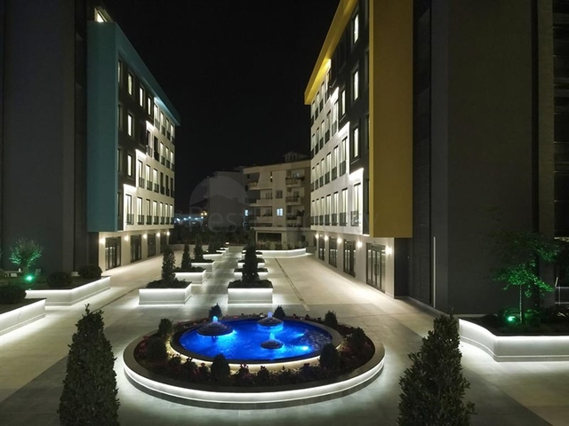 الاستثمار العقاري في الانيا - مكتب للبيع ضمن مجمع تجاري بجانب البلدية الجديدة في اوبا / الانيا 