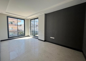 الاستثمار العقاري في الانيا - مكتب للبيع ضمن مجمع تجاري بجانب البلدية الجديدة في اوبا / الانيا 