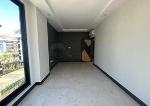 الاستثمار العقاري في الانيا - مكتب للبيع ضمن مجمع تجاري بجانب البلدية الجديدة في اوبا / الانيا 