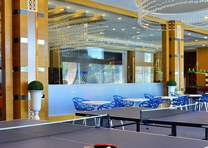 شقة غرفتين وصالة مفروشة - مجمع بخدمات 5 نجوم - في محمودلار / الانيا 