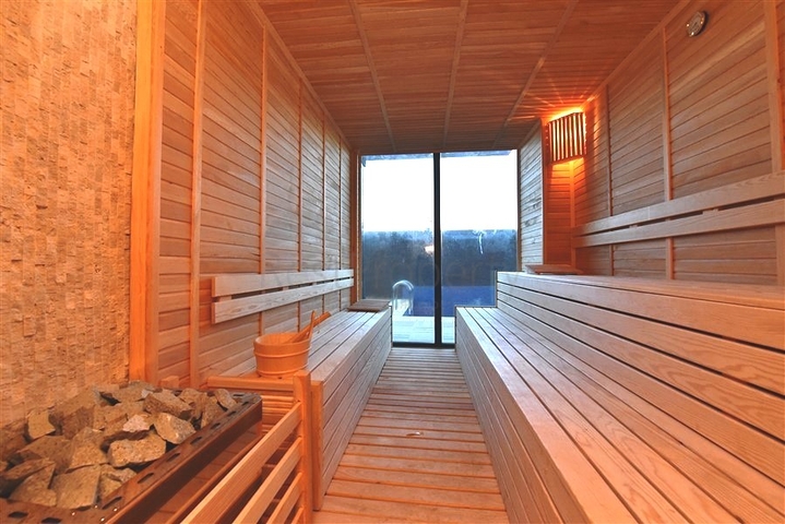 شقة جديدة - غرفة وصالة مفروشة بأناقة - ضمن مجمع في محمودلار/ الانيا