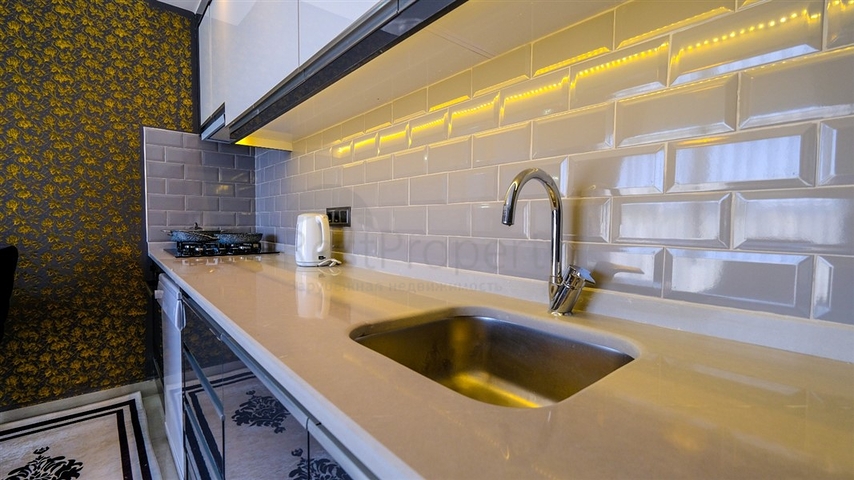 شقة جديدة - غرفة وصالة مفروشة بأناقة - ضمن مجمع في محمودلار/ الانيا