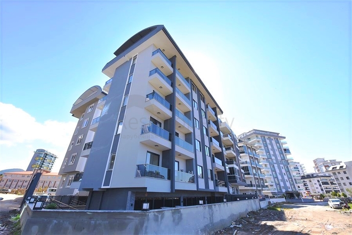 شقة جديدة - غرفة وصالة مفروشة بأناقة - ضمن مجمع في محمودلار/ الانيا