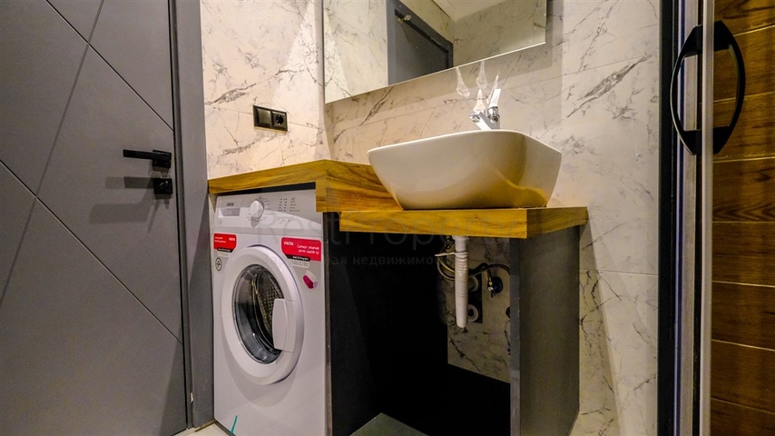 شقة جديدة - غرفة وصالة مفروشة بأناقة - ضمن مجمع في محمودلار/ الانيا