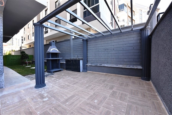 شقة جديدة - غرفة وصالة مفروشة بأناقة - ضمن مجمع في محمودلار/ الانيا