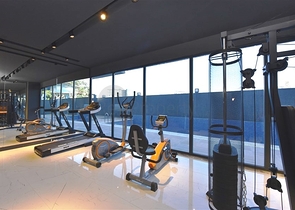 شقة جديدة - غرفة وصالة مفروشة بأناقة - ضمن مجمع في محمودلار/ الانيا