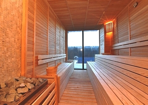 شقة جديدة - غرفة وصالة مفروشة بأناقة - ضمن مجمع في محمودلار/ الانيا