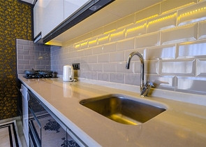 شقة جديدة - غرفة وصالة مفروشة بأناقة - ضمن مجمع في محمودلار/ الانيا