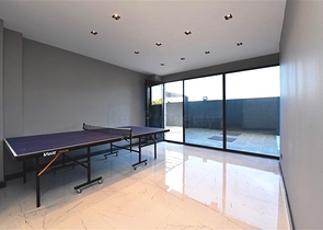 شقة جديدة - غرفة وصالة مفروشة بأناقة - ضمن مجمع في محمودلار/ الانيا