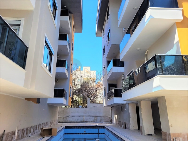 شقق للبيع في مركز الانيا - غرفة نوم وصالة - جديدة . 