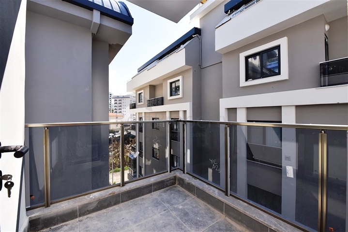 شقة جديدة - غرفة وصالة ضمن مجمع سكني - في محمودلار / الانيا 