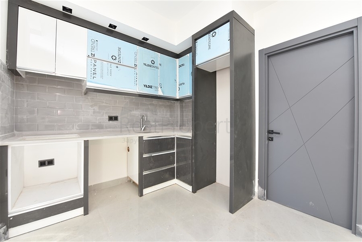 شقة جديدة - غرفة وصالة ضمن مجمع سكني - في محمودلار / الانيا 