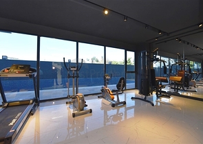 شقة جديدة - غرفة وصالة ضمن مجمع سكني - في محمودلار / الانيا 