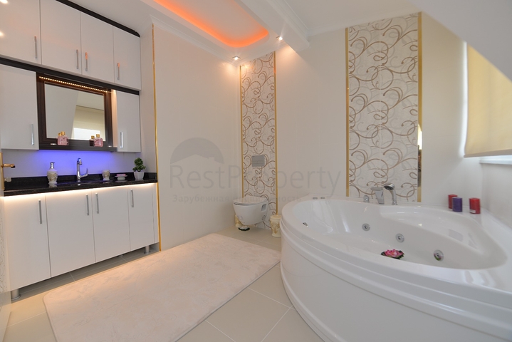 اطلالة بحر - دوبلكس فاخرة -5 غرف نوم وصالتين - في محمودلار / الانيا