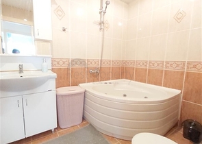 قريبة من البحر والخدمات - شقة غرفين وصالة مفروشة -في محمودلار / الانيا 