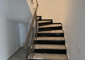 شقة عائلية واسعة - دوبلكس 3 غرف وصالة -ضمن مجمع سكني - في محمودلار / الانيا 