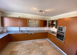 شقة عائلية واسعة - 3 غرف وصالة مفروشة -ضمن مجمع انيق في جيكجلي / الانيا