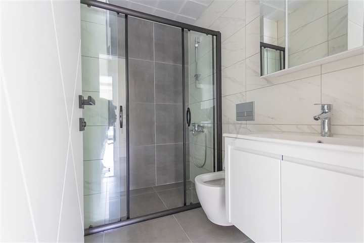 شقة جديدة للبيع في محمودلار - تصميم غرفة وصالة - مجم سكني 